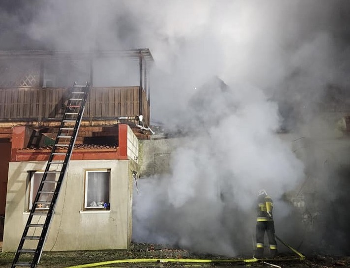 Potężny pożar domu pod Wrocławiem. Strażacy nagrali, jak go gasili. Zobacz film!, OSP Pustków Żurawski