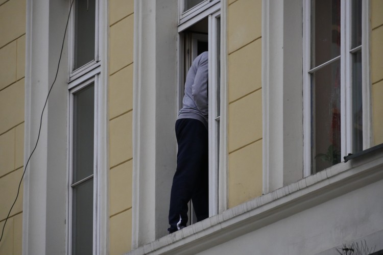 Człowiek w oknie na pl. Jana Pawła II. Zobacz akcję ratunkową [ZDJĘCIA], Jakub Jurek