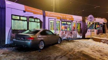 Wypadek we Wrocławiu. BMW wbiło się w tramwaj