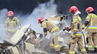 Wrocław: Duży pożar hali na Karmelkowej. Strażacy walczą z nim od 2 w nocy