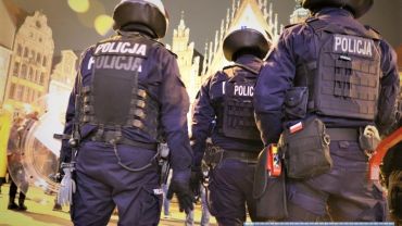 Wrocław: 11 osób zatrzymanych na „Spacerze Niepodległości”. Wśród nich mężczyzna z szablą