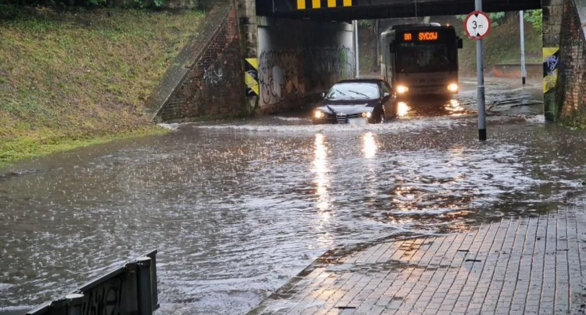 Wypadki drogowe, Ulewa Wrocławiu wycofuje tramwaje Miasto apeluje omijajcie wiadukty - zdjęcie, fotografia