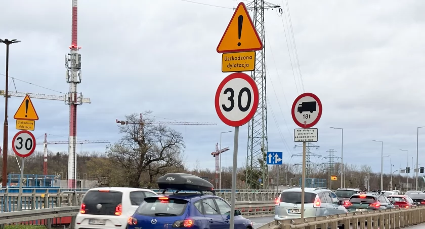 Na wiadukcie ograniczono prędkość do 30 km/h, przez uszkodzenia dylatacji