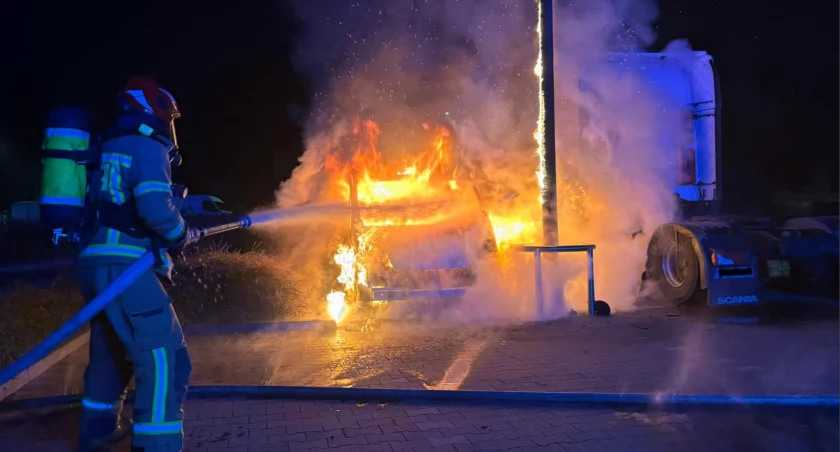 Pożar busa przed Lidlem w Strzegomiu / fot. OSP Strzegom