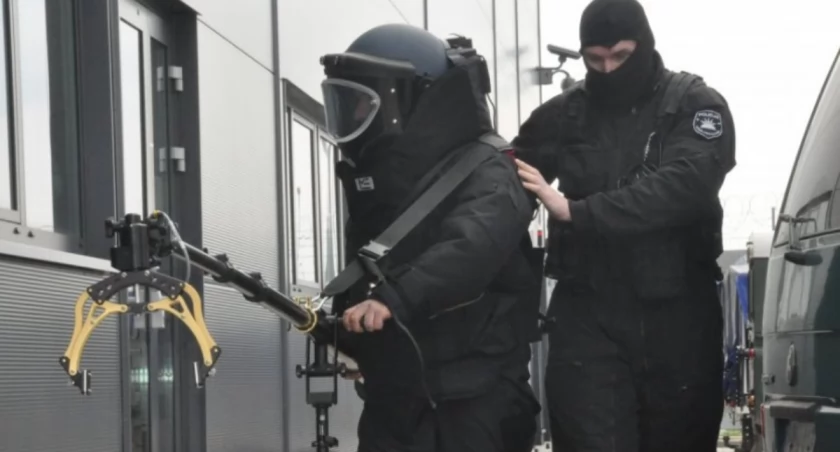 Na lotnisko wezwano m.in. policyjnych pirotechników i antyterrorystów