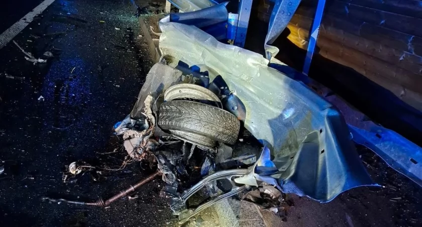 Dolny Śląsk: Wypadek na S3. Z BMW aż wypadł silnik!. fot. OSP Ptaszków/Facebook