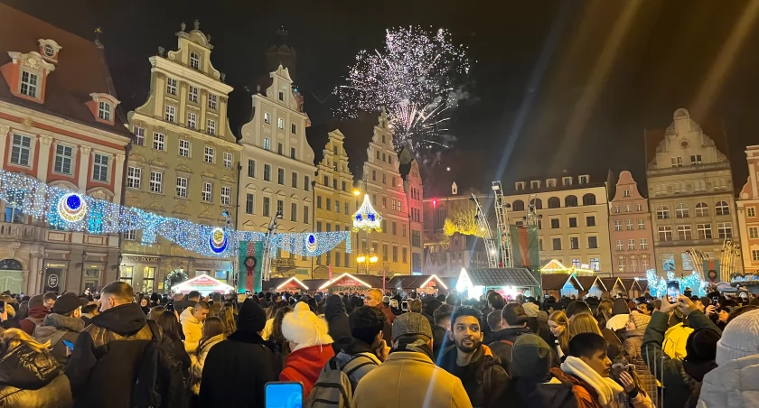 Tak wrocławianie spontanicznie witali na Rynku rok 2024