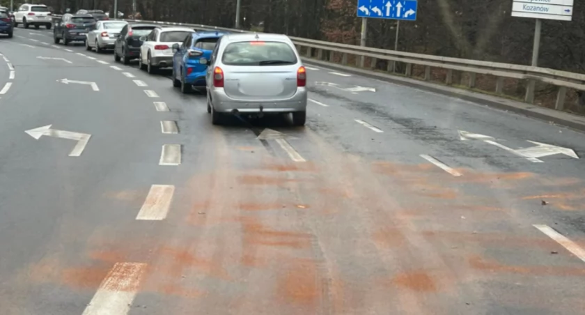 Wielka plama na Moście Milenijnym. Co tam się stało? / Fot. Nadesłane przez Czytelnika