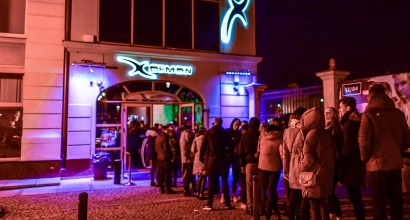 Przed wejściem do klubu X-Demon ustawiały się kolejki / fot. Faceboook/X-Demon