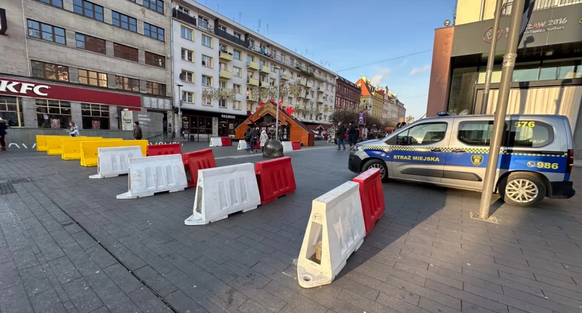 Więcej policji na Rynku w sylwestra. Wojewoda wydała zalecenia w związku z atakiem na jarmarku w Niemczech / fot. Łukasz Woźnica