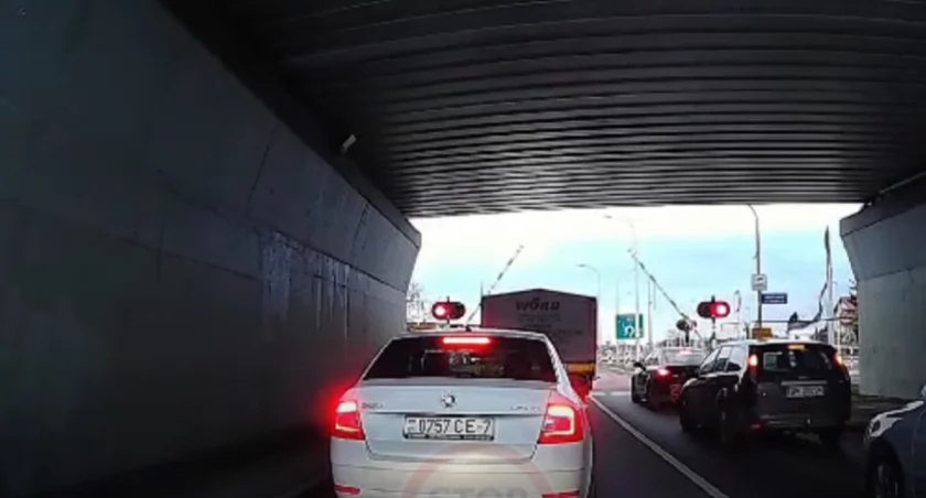 Podczas egzaminu na Jagodnie docisnął gaz na czerwonym i wyłamał szlaban / Fot. Stop Cham / Zrzut ekranu