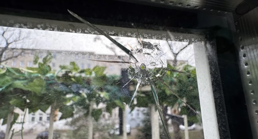W piątek wieczorem ktoś ostrzelał z wiatrówki kilka mieszkań przy Jęczmiennej