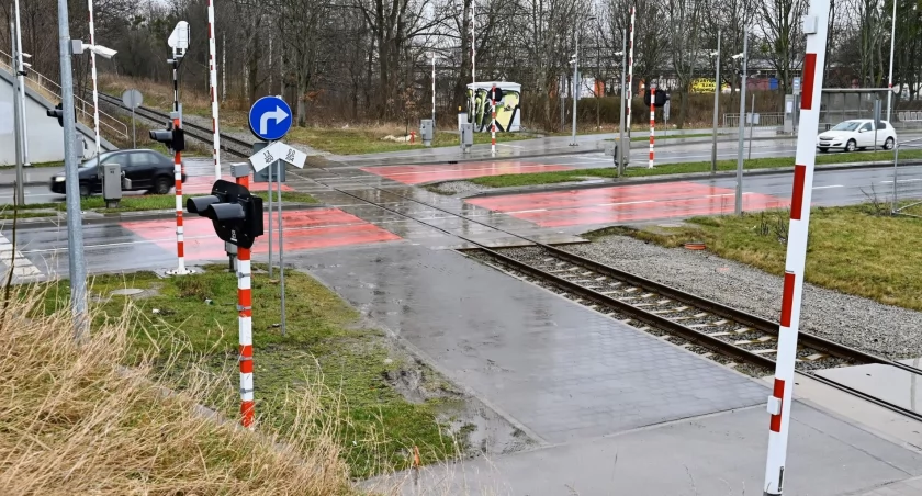 fot. archiwum UM. To ten przejazd kolejowy na ulicy Bardzkiej utrudnia projektowanie trasy tramwajowej na Jagodno.