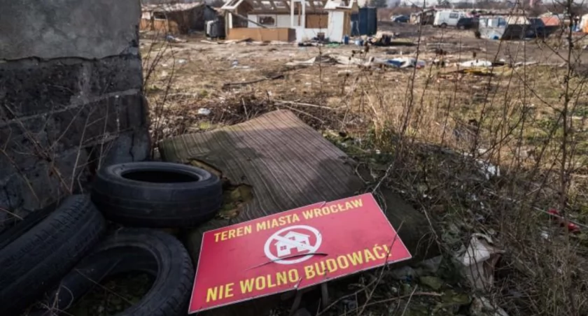 Trzy lata później, w 2018 roku, zostało zlikwidowane koczowisku przy ul. Kamieńskiego. Tam osiągnięto porozumienie z Romami