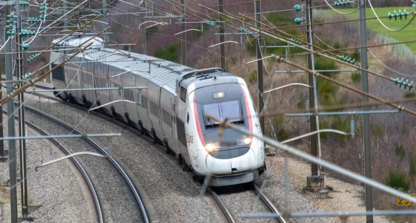 Słynne francuskie pociągi TGV pędzą z prędkością 320 km/h. Te polskie mają być równie szybkie / fot. Adobe Stock