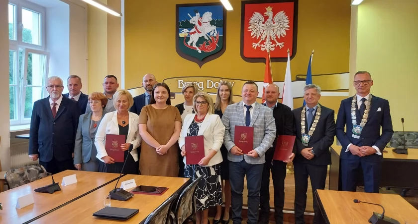Burmistrz Ireneusz Fura (z prawej) podczas inauguracyjnej sesji rady miejskiej / fot. Facebook