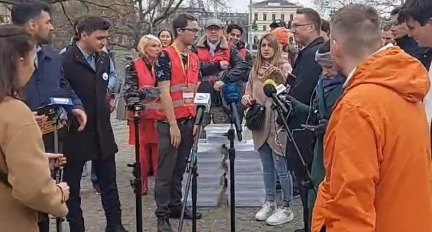 Fot. Facebook / SOS Wrocław W poniedziałek te dokumenty trafiły do biura komisarza wyborczego
