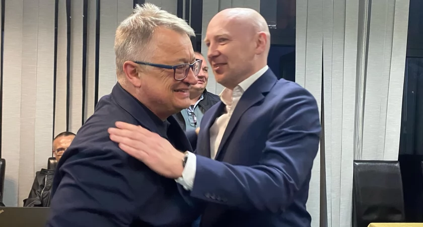 Były burmistrz Piotr Lech osobiście gratulował nowemu staroście Łukaszowi Rokicie zwycięstwa / fot. Powiat Milicki