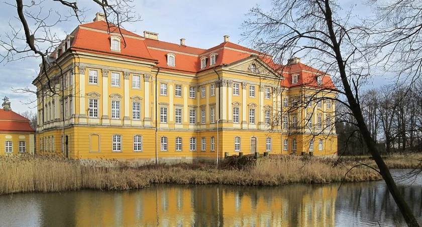 fot. wikimedia commons Pałac w Radomierzycach