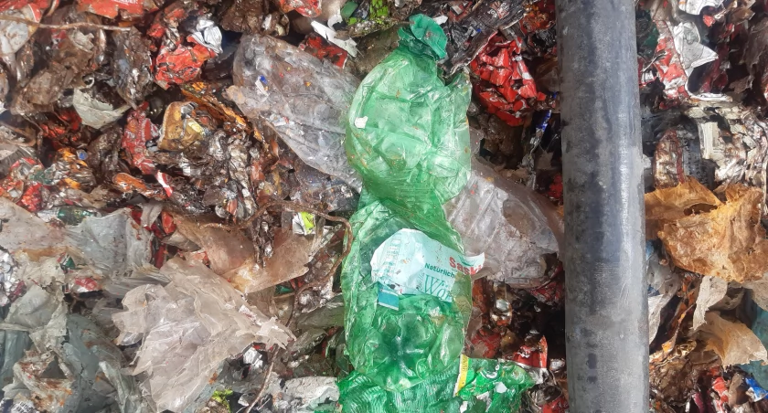 Chciał przemycić 20 ton nielegalnych odpadów z Niemiec/fot. KAS