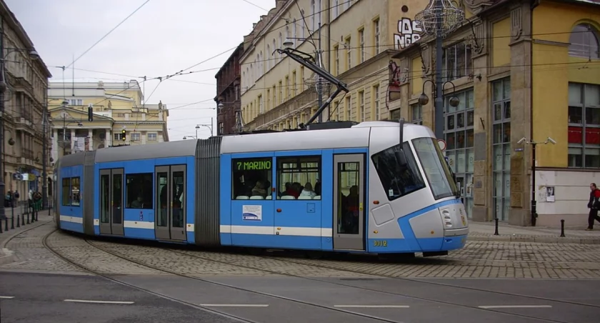 Od początku 2024 roku we Wrocławiu wprowadzono 18 nowych ograniczeń prędkości dla tramwajów / fot. Grzegorz W. Tężycki / Wikipedia Commons