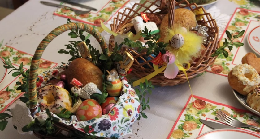 Do koszyczka wkładamy pokarmy, nie ozdoby - podkreślają księża / fot. Pixabay