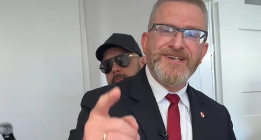 Grzegorz Braun w szpitalu w Oleśnicy / fot. FB / Babki Babkom