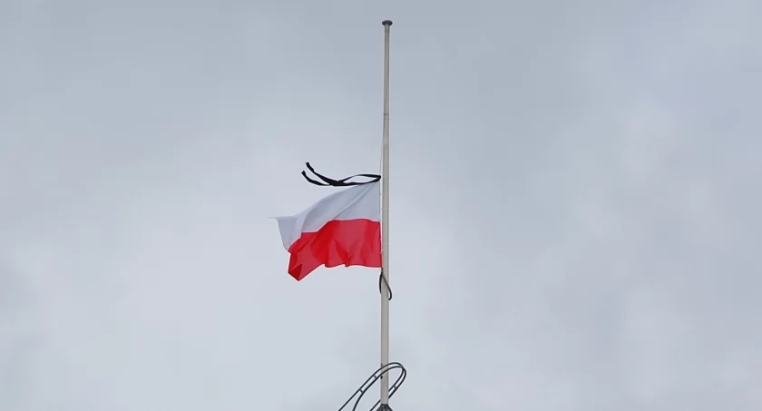 W dniu żałoby jedynym obowiązkiem jest opuszczenie flag do połowy masztów / fot. Wikimedia Commons