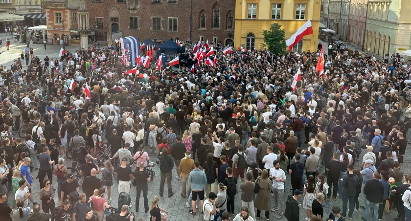 Na spotkanie ze Sławomirem Mentzenem we Wrocławiu przyszło kilkaset osób / fot. Jakub Jurek