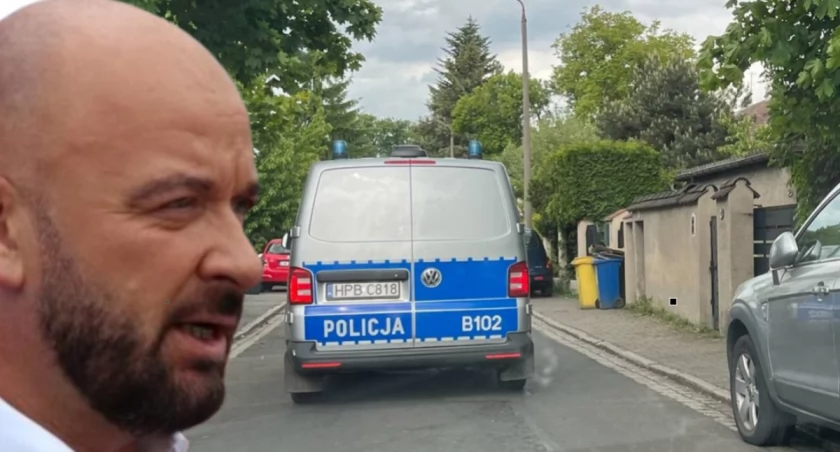 Patrole pojawiają się pod domem Jacka Sutryka kilkanaście razy dziennie