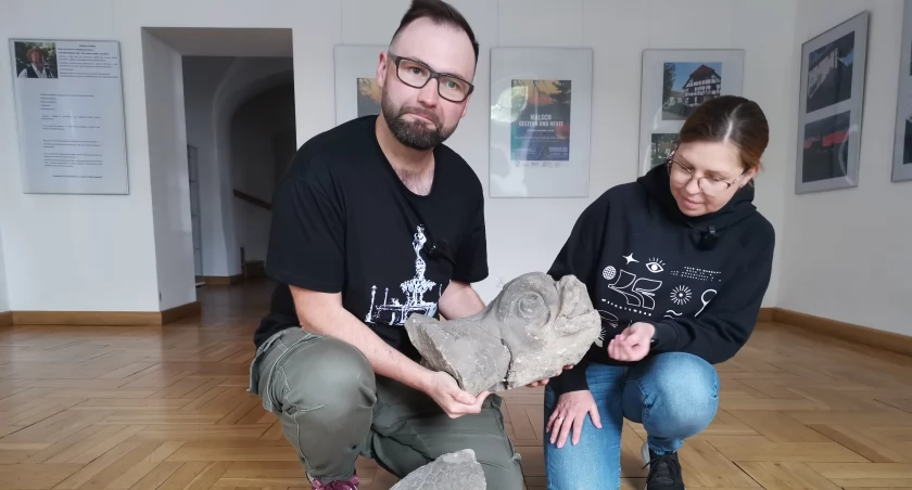 Doktor Tomasz Sielicki i Emilia Seredyńska z sycowskiego muzeum z odnalezionym delfinem / fot. Muzeum Regionalne w Sycowie. 