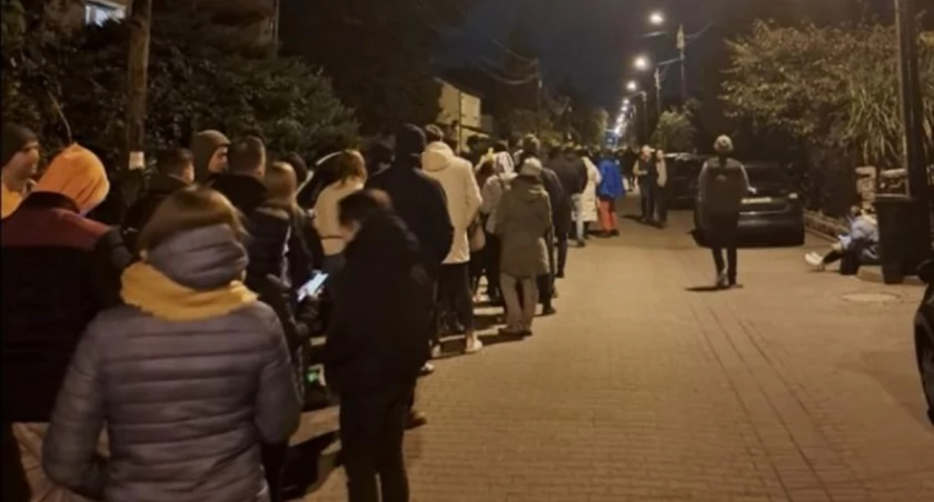 Tak wyglądała słynna kolejka do głosowania na Jagodnie w 2023 roku / fot. Facebook/Adam Zawada