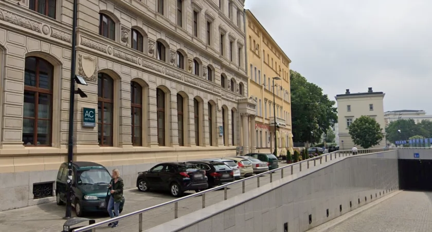 Przed hotelem codziennie stoi sporo samochodów. Wszystkie zaparkowane są bezprawnie / fot. Google Street View