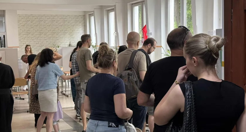Tysiące wrocławian ruszyły do urn dopiero po godz. 12. Ale frekwencja wciąż nie jest rekordowa