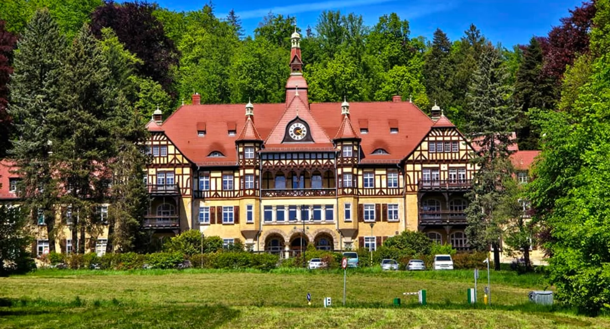 Z regionu, miasteczko niczym szwajcarskie Davos Fasada budynku zachwyca widoki bajki - zdjęcie, fotografia