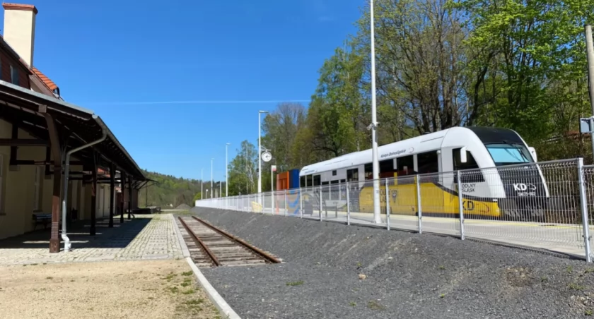 Pojedź na wycieczkę na Dolny Śląsk. Czerwcowy weekend to świetna okazja. Na zdjęciu dawna stacja kolejowa w Świeradowie-Zdroju | fot. Justyna Orlik