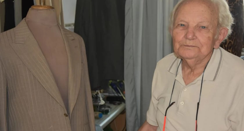 96-letni Adam Duraziński został krawcem gdy miał 14 lat. Pracuje do dziś / fot. Kinga Mierzwiak