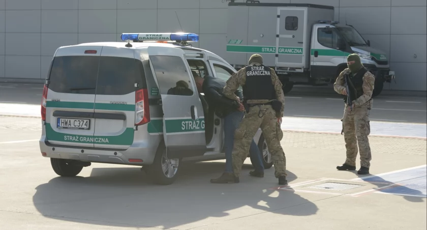 Agresywnych pasażerów wyprowadziła z samolotów specjalna grupa do zadań specjalnych / fot. Straż Graniczna