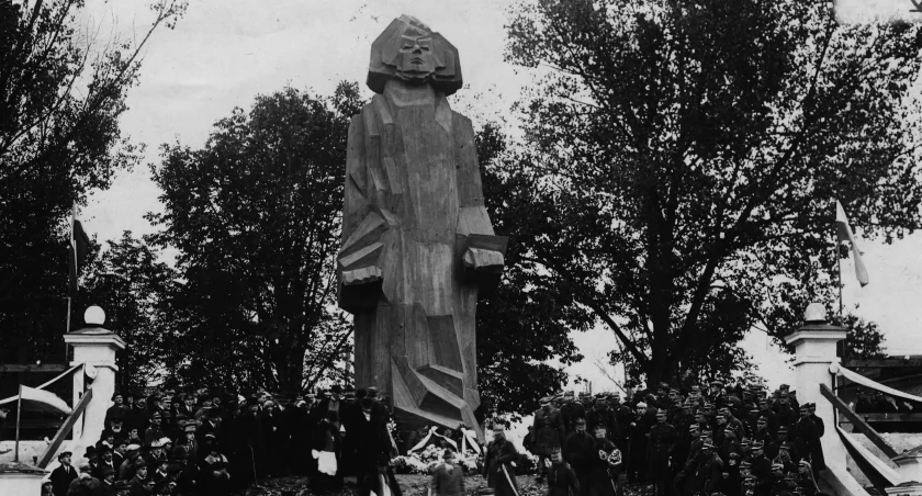 Józef Piłsudski na uroczystości odsłonięcia drewnianej wersji pomnika Adama Mickiewicza w Wilnie/archiwum dra Aleksandra Srebrakowskiego)