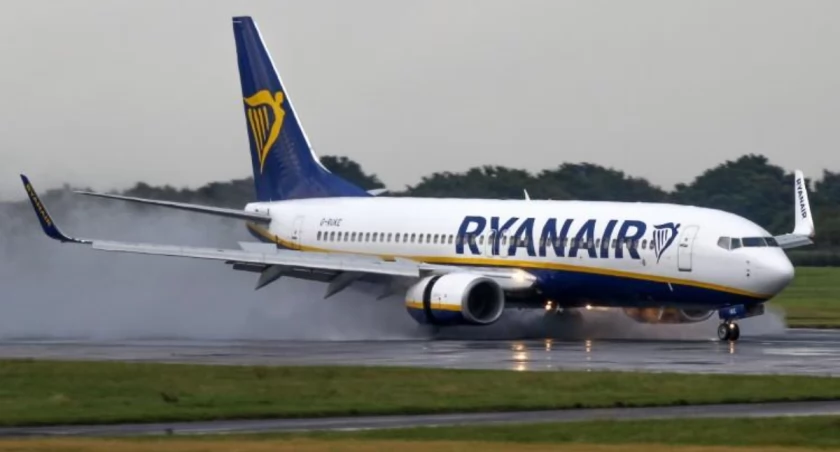 Dwa samoloty Ryanair zamiast we Wrocławiu, wylądowały w Poznaniu / fot. istock