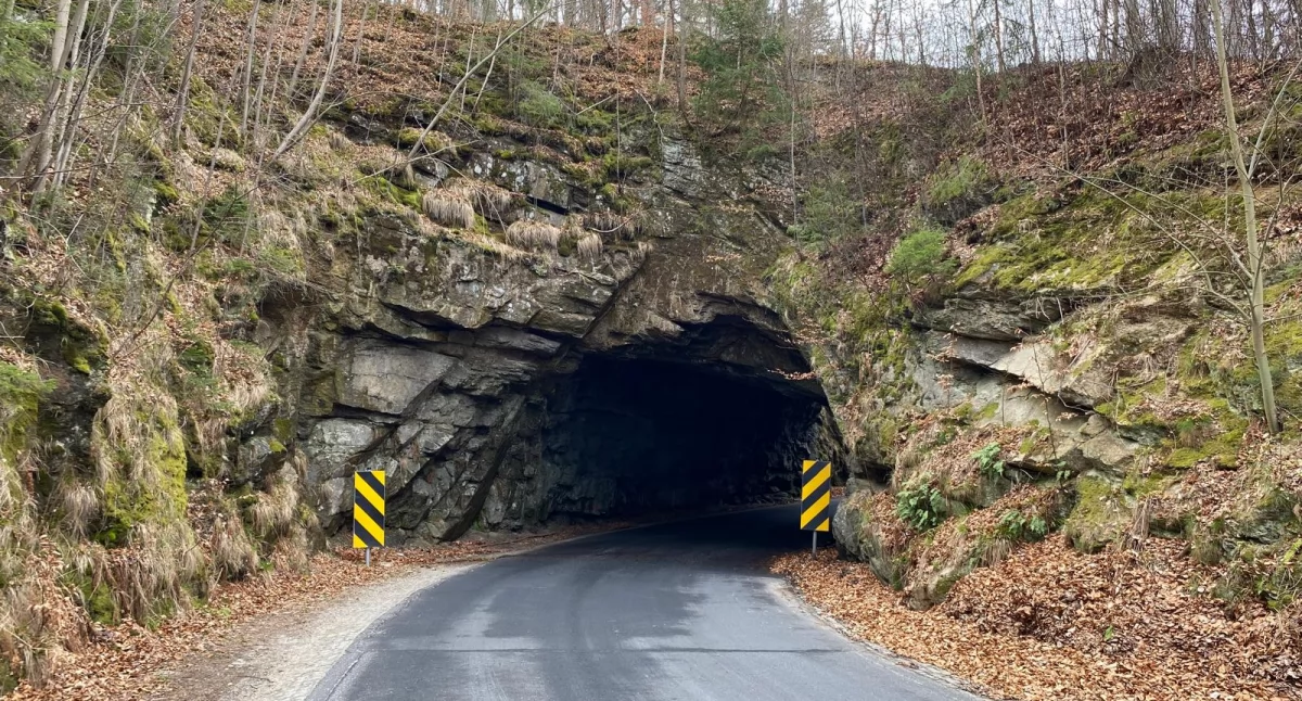 Skalny tunel w Michałowicach od lat budzi fascynację turystów z całego Dolnego Śląska | fot. Justyna Orlik