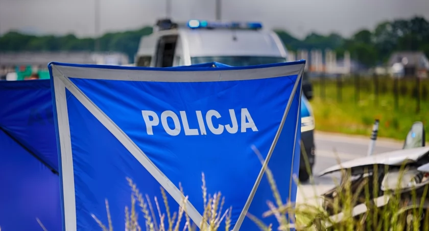 Do napadu na starszego pana przewożącego pieniądze doszło przed jego domem / zdjęcie ilustracyjne / shutterstock