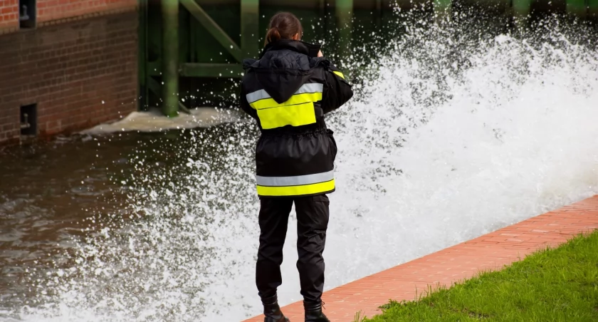 Odrą płynie fala wezbraniowa po ostatnich opadach, ale nie ma ryzyka wystąpienia rzeki z brzegów / fot. shutterstock (zdjęcie ilustracyjne)