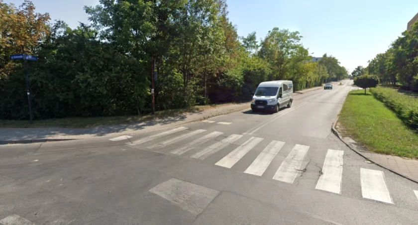 Oświetlenie pojawi się m.in. na przejściu przy skrzyżowaniu Żmudzkiej i Kiełczowskiej / fot. Google Maps 