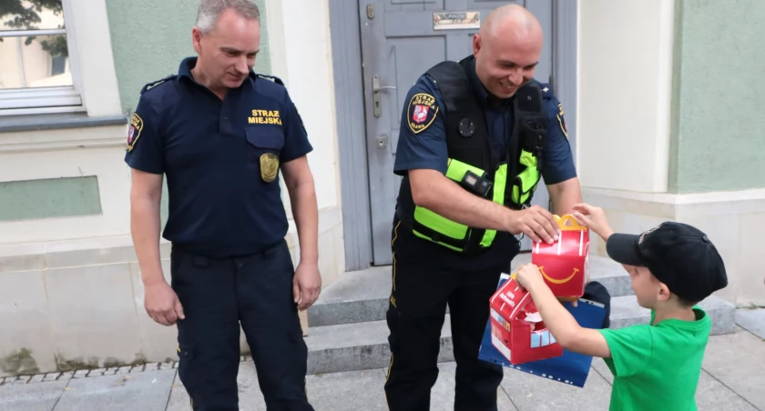 Sześciolatek odwdzięczył się strażnikom za pomoc w powrocie do domu / fot. UM Oława