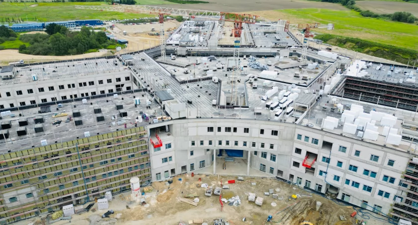 Już widać, jak wielki będzie nowy szpital / fot. Jakub Jurek
