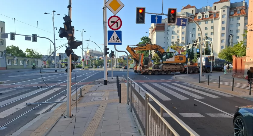 Koparka nie tylko zerwała kable, ale uszkodziła też elementy konstrukcji trakcji oraz sygnalizatory / fot. Nel Pogorzelska