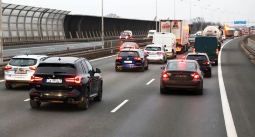 Na krótkim odcinku AOW obowiązuje dziś ograniczenie prędkości do 80 km/h / fot. Shutterstock