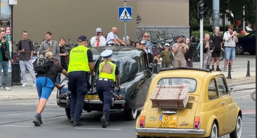 Parada przejechała dziś ulicami Wrocławia. Nie wszystkie auta dotarły do celu o własnych siłach / fot. Jakub Jurek 