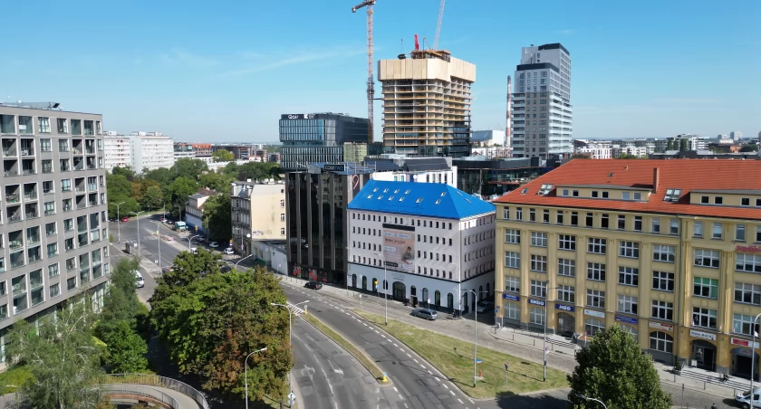 Nowy wieżowiec doskonale widać już z wielu miejsc. A ma być aż dwa razy wyższy / fot. Jakub Jurek